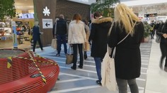 V obchodech se sešly davy lidí. Opozice kritizuje vládu kvůli chaosu v opatřeních