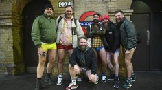 Metrem bez kalhot. Stovky polonahých Britů se účastnily zvláštní tradice