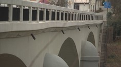 Zvlněná vozovka na stoletém mostě budí rozpaky. Odvádí to vodu, tvrdí úřad