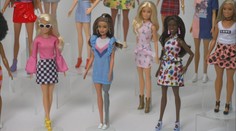 Holá hlava, kožní choroby a vlasatý Ken. Na trh míří nové panenky Barbie