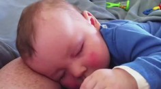 Tohle video vám zaručeně zvedne náladu! Dítě se rozesmálo ve spánku