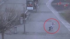 Opilec se motal ulicemi s vnukem v náručí! Pak se skácel k zemi