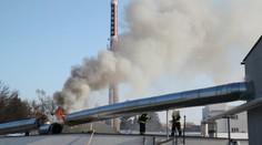 Oheň se v továrně šířil potrubím! Evakuovali 80 lidí, dva se zranili