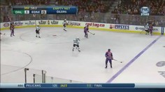 VIDEO: Hokejista byl na kolenou, přesto dal gól přes celé hřiště