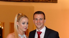 Další český fotbalista v chomoutu! Svatební fotku poslali z ostrova