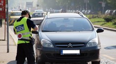 Čtrnáctiletý chlapec boural v autě přímo před očima strážníků