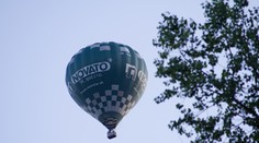 Pár se zasnoubil v létajícím balónu, ten se hned poté zřítil
