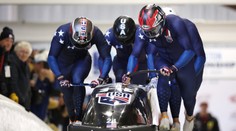 Šílený moment ve čtyřbobu. Pilot přišel o posádku, v cíli krotil 210kilové monstrum