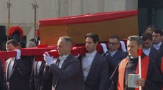 Papežovo tělo převezli do baziliky. Věřící teď mají možnost se s ním rozloučit
