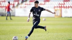Syn Davida Beckhama přestupuje do Anglie. Chce být blíže své přítelkyni