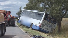 Srážka autobusu s osobákem u Divišova. Nejméně 9 zraněných