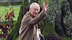 Únava a strach v očích. Karla při cestě do kostela musela přidržovat Camilla