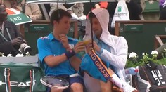 VIDEO: Šoumen Djokovič držel deštník, podavači míčků půjčil raketu