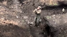 Rus se vzdal ukrajinskému dronu. Nejdřív jej prosil o slitování, pak se vydal za ním