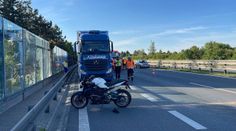 Kamion na D8 srazil motorkáře. Smrtelná nehoda uzavřela směr na Prahu
