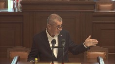 První schůze poslanců po prázdninách. Okamura i Babiš přišli s dlouhými projevy