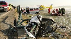 Po srážce s kamionem skončila sanitka v poli, řidič se vážně zranil