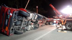 Z převrácené cisterny u dálnice D1 unikala kyselina, zásah trval 15 hodin