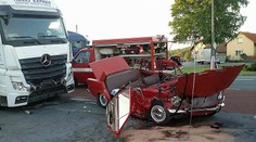 Kamion v Jaroslavi sešrotoval Ladu! Spolujezdec se těžce zranil