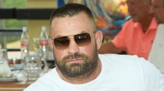 Karlos Vémola řeší další malér. V jeho sídle zasahovala policie