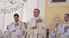 Desetitisíce lidí zamířily na Velehrad. Přišli věřící i stovky stánkařů