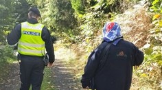 Stařenka se v lese ztratila manželovi. Zavolal policii, ona mezitím v klidu sbírala houby