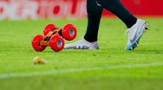 Pokračující protesty v Bundeslize. Na trávníku se objevila autíčka na ovládání