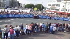 DRSNÉ! Cyklista nevybral zatáčku a v rychlosti napálil do bariér