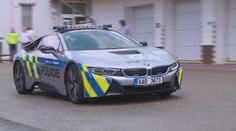 Policie dostala novou i8! Do Brna kvůli technické závadě nedojeli