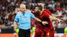 Nechutná dohra finále EL. Na sudího létaly i židle, fanoušci viní Mourinha