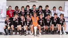 Dostali cenu, ale ta jim nezůstala. Fotbalisté o trofej rychle přišli