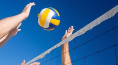 Sexy volejbalistka se skoro celá svlékla. Pak plavala se žraloky