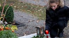 VIDEO: Policejní hlídky prochází hřbitovy i v noci