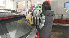 Nafta výrazně zlevnila. Benzín se prodává pod cenovým stropem