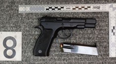 Desítky zbraní, 29 granátů a kila výbušnin. Policie zabavila obří arzenál