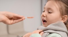 Lékaři holčičce diagnostikovali angínu. Málem ji zabila vzácná nemoc