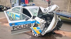 Muž uháněl po městě v kradeném autě. Zranil tři policisty!