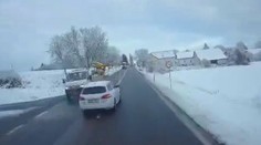 Šílenci řádí i na namrzlých českých silnicích. Při předjíždění ohrožují životy!