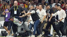 Další divočina v Turecku. Přímo na hřišti napadli Mourinhova šéfa