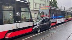 Nehodu tramvaje s autem zachytily kamery. Podívejte se na hrozivé video