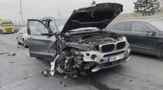 Řidič ujížděl hlídce v kradeném voze. Po výstřelech policie naboural dvě auta