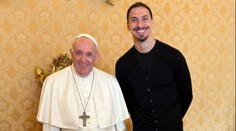 Ibrahimovič ve Vatikánu.  Slavný hráč si vyměnil dárky s papežem Františkem