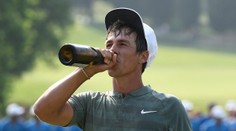 Malér elitního golfisty! V letadle obtěžoval ženu, močil do uličky