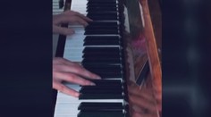 Za zvuku sirén. Ukrajinský pianista ve Lvově vyjadřuje odpor k invazi