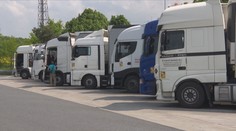 V Mostu vykradli kamion s oblečením, díra v plachtě pak přilákala další módní zloděje