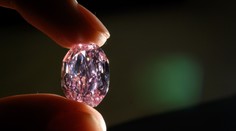 V Ženevě vydražili vzácný růžový diamant. Jeho cena vás omráčí