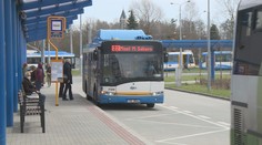 Útočník bezdůvodně začal mlátit kolemjdoucího, napadení zachytila kamera