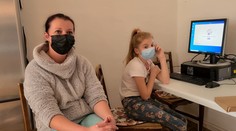 Dcera matky samoživitelky neměla přístup k výuce. Teď dostala počítač