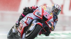 Jako na klouzačce. Jezdce MotoGP postihl v deštivém Assenu kuriózní pád
