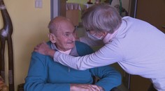 Seniory mohli v domovech navštívit příbuzní. Setkání se neobešla bez slz